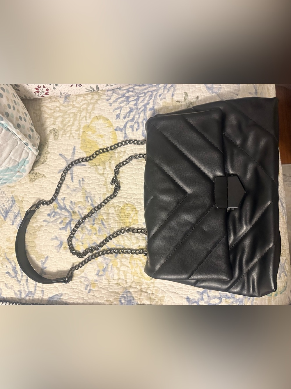 Quilted Chevron Crossbody Bag in Black